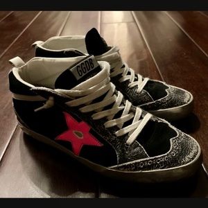 *SOLD* Mid Star sneakers black suede with crackle leather details
8050235145443